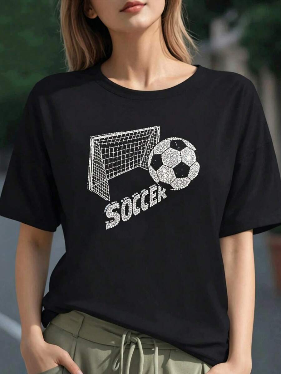Camiseta de mujer con letras "SOCCER", portería en líneas blancas brillantes y balón blanco negro, diseño deportivo de manga corta - Negro - Ver 1
