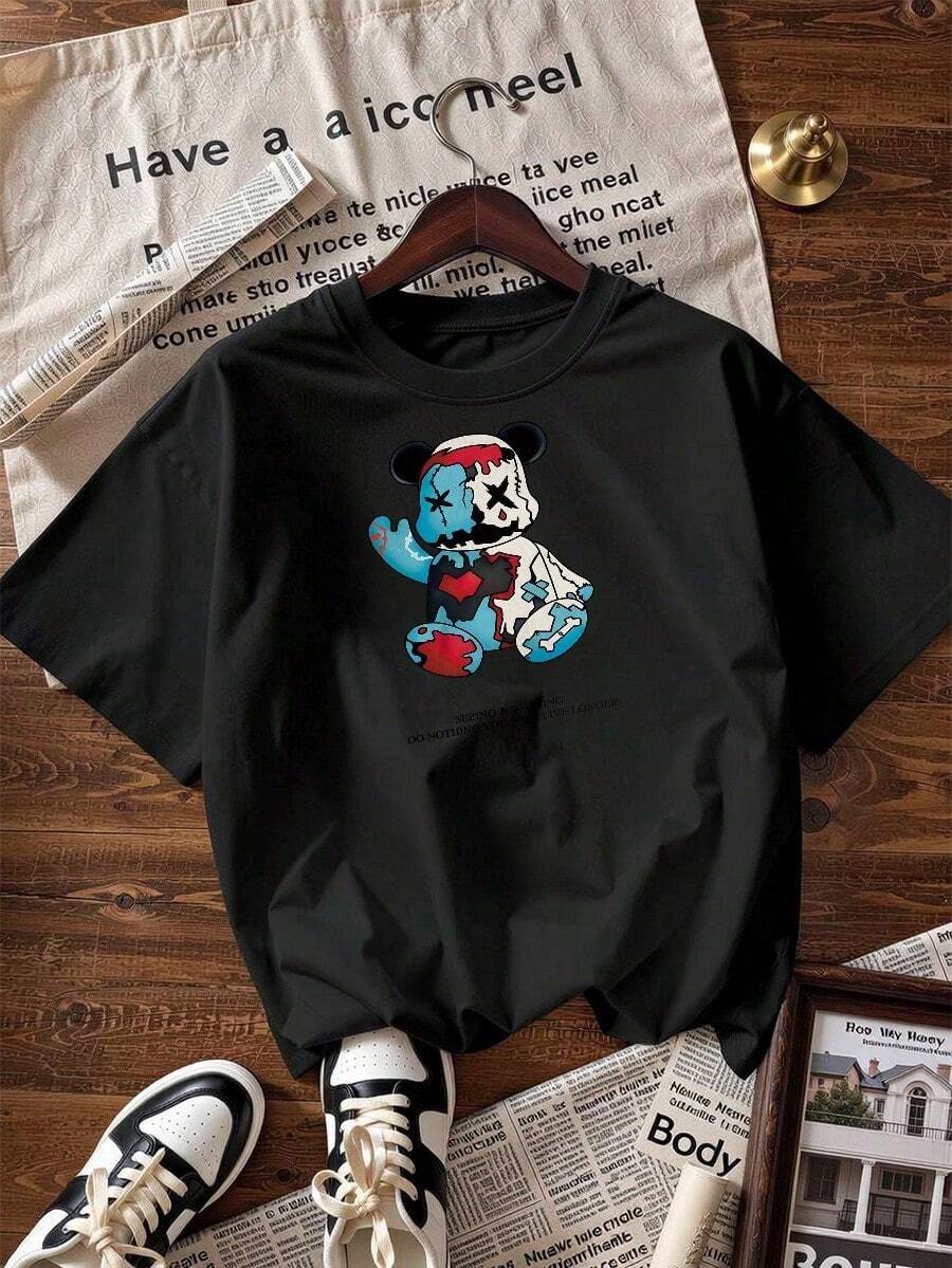 Camiseta con Oso de Juguete en Diseño Grunge Azul, Rojo y Blanco,Camiseta de manga corta de moda para primavera y verano de 2026, hecha en México, 180 gramos. Estampado de dibujos animados, modelo de pareja, apta para uso interior o exterior. Cuello redondo, unisex, ideal para oficina y ocio. Paquete de una pieza. - BK-P631577SLNDXZGY350 - Ver 1