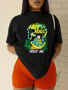 Graphic Of A Blue And Yellow Snake Humorously Embracing A Character Among Tropical Leaves, Conveying A Playful Message Of Trust And Affection. Comfortable Casual Women's T-Shirt For Summer And Everyday Wear. - 黑色 - 查看 2
