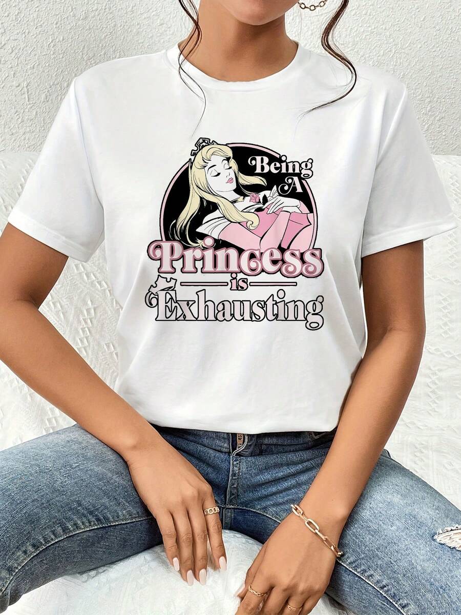 Ilustración de una princesa rubia descansando con expresión dulce y un mensaje divertido que expresa el cansancio de ser perfecta reflejando humor y encanto femenino camiseta de mujer casual cómoda para uso diario - Blanco - Ver 1