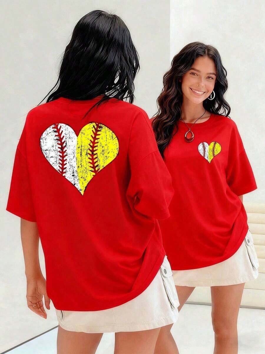 Corazón de béisbol y softbol diseño envejecido une la pasión deportiva con un toque vintage camiseta de mujer 100% algodón muestra tu amor por los deportes con este diseño único que captura la esencia del juego. Adecuado para primavera, verano y otoño - Rojo - Ver 1