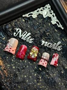 Bộ 10 móng tay giả acrylic ngắn phủ kín toàn bộ, màu đỏ, nhuộm tie-dye đỏ, móng kiểu Pháp màu hồng, chấm bi đỏ và cánh hoa đỏ vẽ tay, nơ vàng 3D, kim cương hồng và ngọc trai trắng cùng các phụ kiện móng khác, phong cách retro ngọt ngào và cá tính, phong cách Y2K. Bộ dụng cụ làm móng acrylic phù hợp cho phụ nữ và các cô gái sử dụng trong các bữa tiệc theo chủ đề, lễ hội, hàng ngày, tụ họp và các nghi lễ (bao gồm: một miếng keo dán và một miếng dán ma sát). - Đỏ - Xem 7