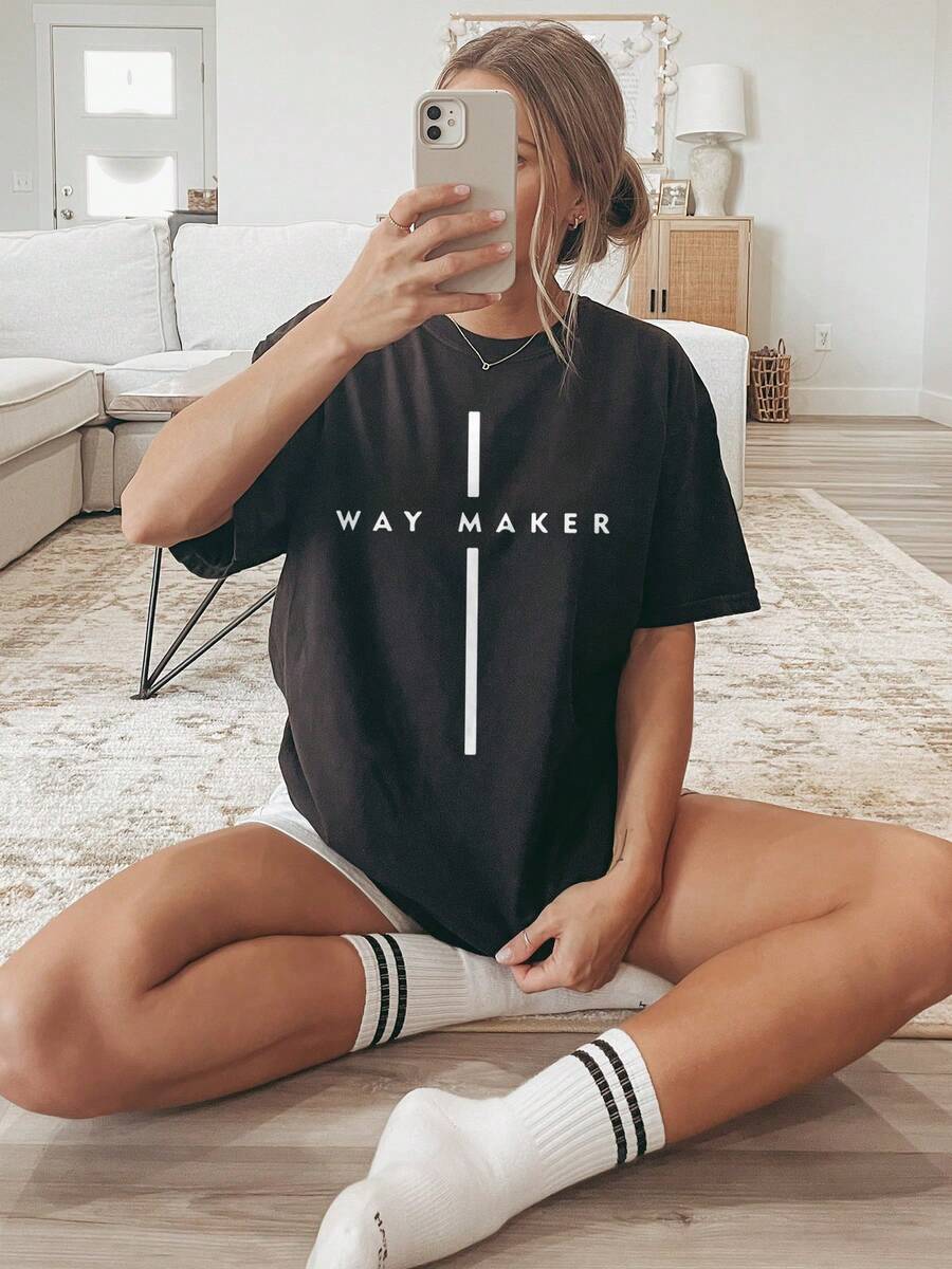 Camiseta con estampado de WAY MAKER y letras del alfabeto - Negro - Ver 1