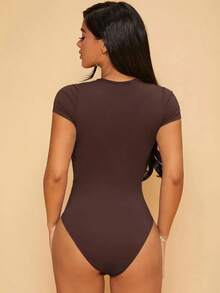 Body de mujer de manga corta, color blanco sólido, de uso versátil y casual - Marrón Chocolate - Ver 2