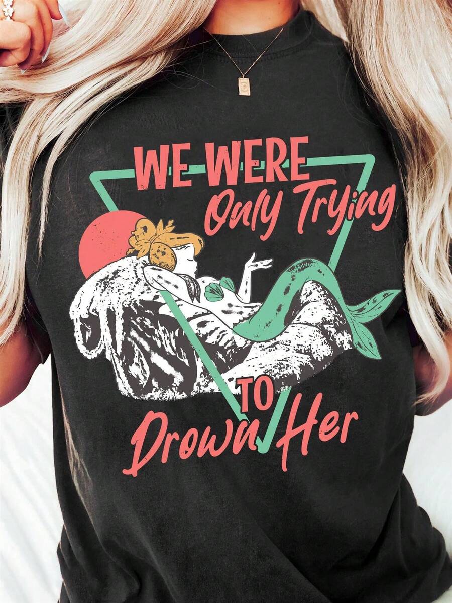 This Loose-Fitting T-Shirt Perfectly Blends Fun And Comfort. The Eye-Catching Red And Green Letter Print Complements The Dreamy Island Mermaid Theme, Adding A Touch Of Joy And Unique Charm To Your Wardrobe. Designed For Comfort And Practicality, It's Perfect For Everyday Wear And Makes A Great Gift. This Circus-Themed T-Shirt Is Ideal For Holidays And Playtime, And Great For Parties And Family Vacations. It's Also A Summer Outfit Perfect For Warm Weather. - 黑色 - 查看 1