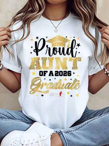 Camiseta "Tía Orgullosa de un Graduado de 2026" con Diseño de Birrete y Diploma para Celebración Familiar. 220g, cómoda y suave, adecuada para uso académico y cotidiano. - Blanco - Ver 1