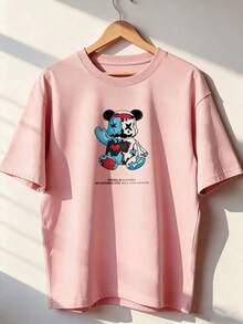 Camiseta con Oso de Juguete en Diseño Grunge Azul, Rojo y Blanco,Camiseta de manga corta de moda para primavera y verano de 2026, hecha en México, 180 gramos. Estampado de dibujos animados, modelo de pareja, apta para uso interior o exterior. Cuello redondo, unisex, ideal para oficina y ocio. Paquete de una pieza. - PK-P631577SLNDXZGY350 - Ver 3