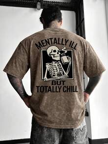 Krometka Camiseta de manga corta casual y versátil para hombres con estampado minimalista de calavera y eslogan en inglés - Marrón - Ver 1