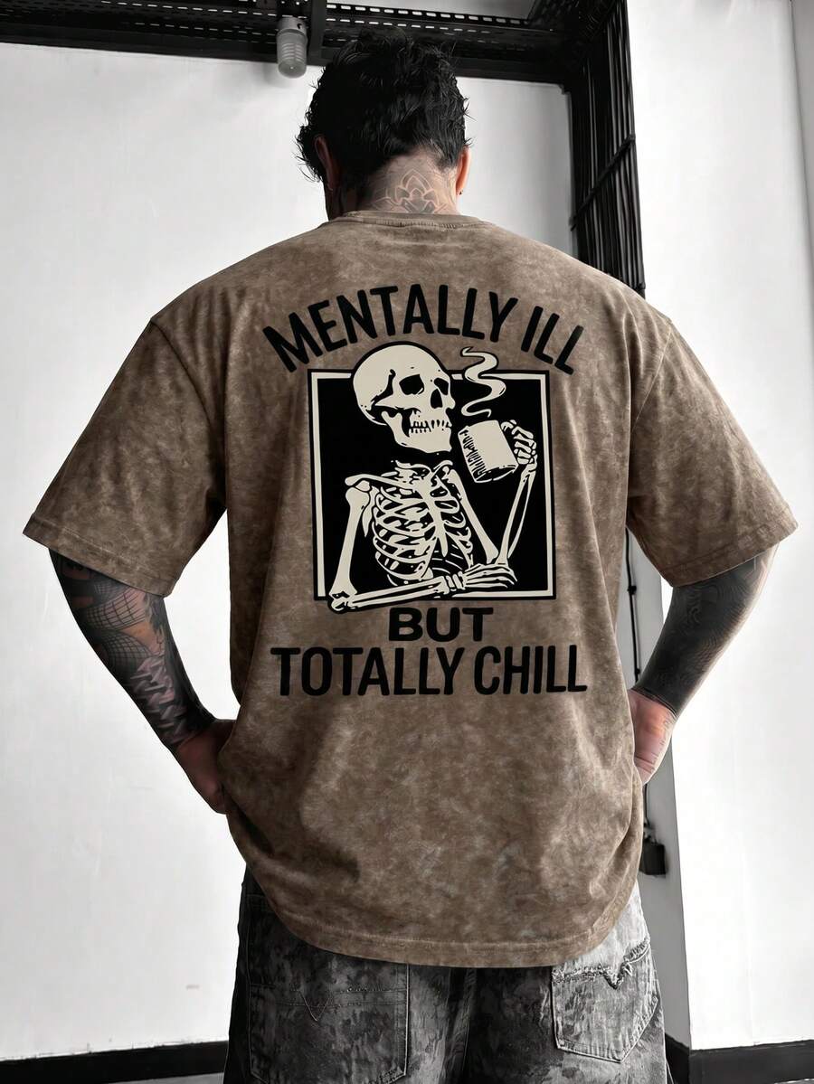 Krometka Camiseta de manga corta casual y versátil para hombres con estampado minimalista de calavera y eslogan en inglés - Marrón - Ver 1