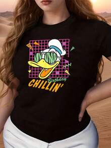 A Duck Wearing Sunglasses And A White Hat Smiles Against A Colorful Geometric Background, Conveying A Fun, Modern, And Relaxed Energy-Perfect For Expressing A Cheerful Attitude And Youthful Humor. (Women's T-Shirt) - 黑色 - 查看 6