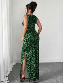Conjunto de dos piezas de top de tirantes y falda con estampado de leopardo talla grande, sexy pero apropiado para el uso diario y el transporte - Verde Oscuro - Ver 2