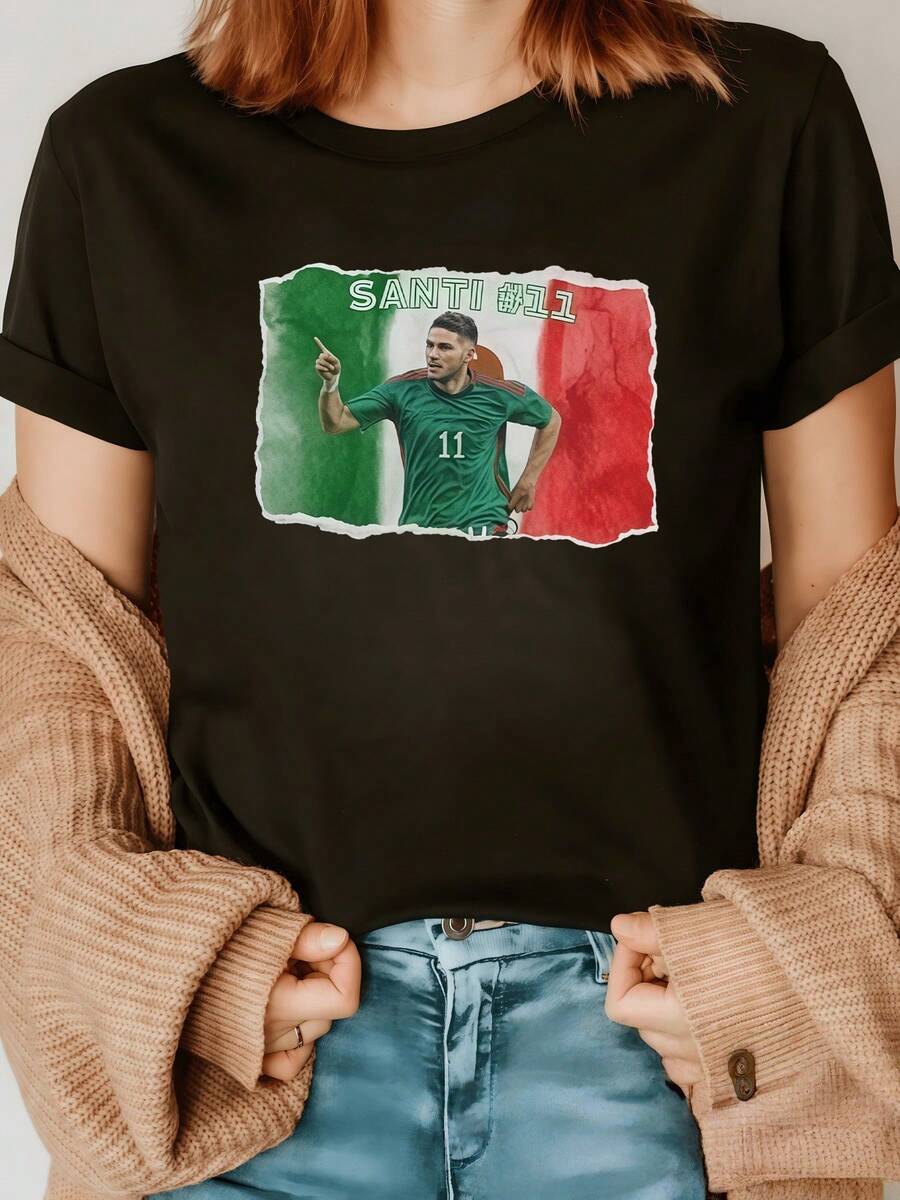 Figure Of A Soccer Player Celebrating In Front Of A Tricolor Flag That Symbolizes The Pride, Passion, And Energy Of Mexico. Modern, Comfortable Urban Women's T-Shirt For Everyday Use. - 黑色 - 查看 1