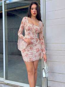 Vestido entallado con busto fruncido con manga acampanada y diseño de impresión floral con lazo al frente - Rosa - Ver 3