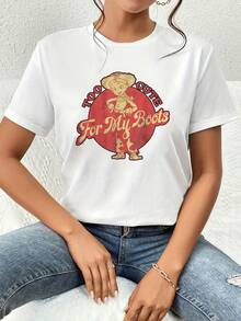 Figura de vaquera alegre sobre fondo rojo que transmite energía positiva y encanto divertido con mensaje que celebra la confianza femenina y amor por las botas camiseta de mujer  cómoda y casual para uso diario - Blanco - Ver 6