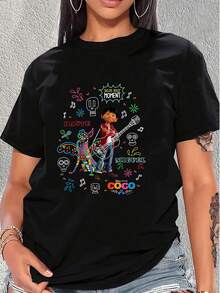 Ilustración colorida inspirada en la celebración del Día de los Muertos con personajes animados, guitarras, calaveras, flores y notas musicales que transmiten alegría y amor por la música camiseta de mujer  cómoda y moderna para uso casual - Negro - Ver 6