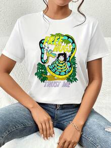 Serpiente colorida abrazando a un gato con la frase divertida Free Hugs Trust Me" simboliza humor, ironía y amistad en un entorno tropical camiseta de mujer  cómoda y casual adecuada para uso diario - Blanco - Ver 1