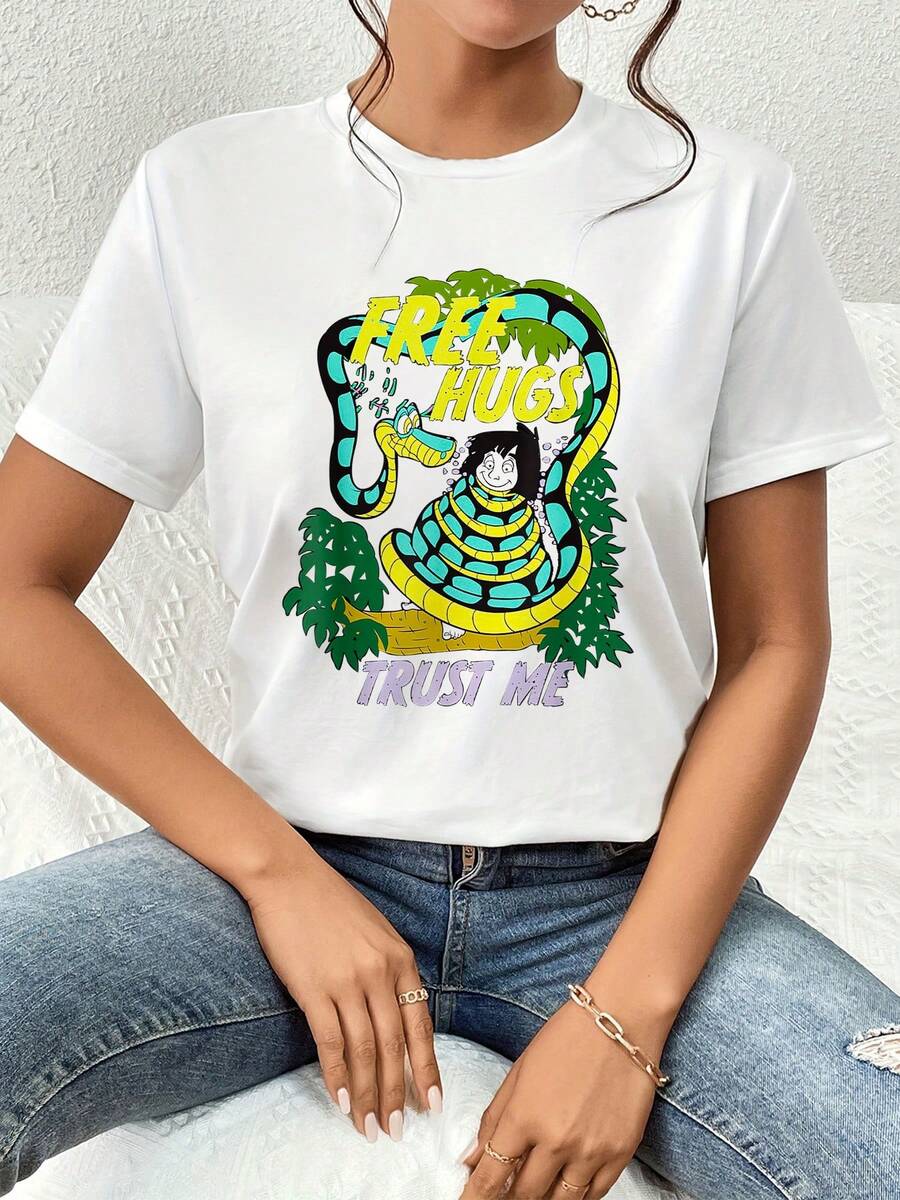 Serpiente colorida abrazando a un gato con la frase divertida Free Hugs Trust Me" simboliza humor, ironía y amistad en un entorno tropical camiseta de mujer  cómoda y casual adecuada para uso diario - Blanco - Ver 1