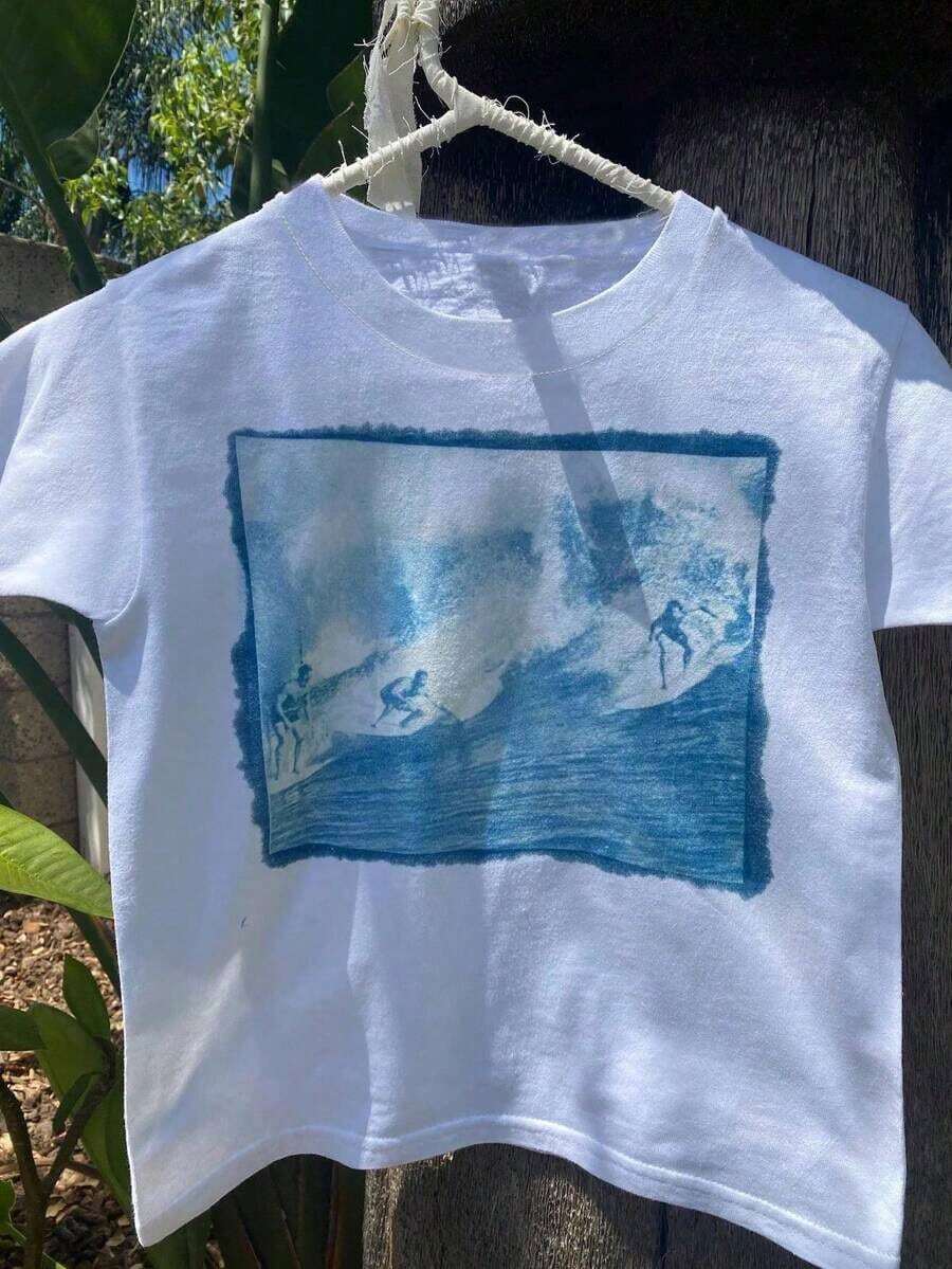Camiseta Holgada Sencilla Mujer Estilo Moderno, Camiseta Blanca Vintage con Estampado Gráfico de Surf para Mujer, Estilo Off-Shoulder, Top de Surf con Potencial de Estilo, Mezcla de Algodón Suave y Opaca, Estampado Duradero en la Tela (No es un Recubrimiento de Plástico) - Camiseta Corta Estética Estilo Y2K con Ondas y Estampado Floral - Top Clásico de Manga Corta con Cuello Redondo, Talla Real para Jóvenes, Damas y Tallas Grandes - Ropa Casual Perfecta para Vacaciones, Playa, Uso Diario y Estilo Urbano - Nueva Llegada 2026. White T-Shirt Women T-Shirt Surf Tshirt Camiseta Mujer Estampado Gráfico Verano 2026 - Blanco - Ver 1