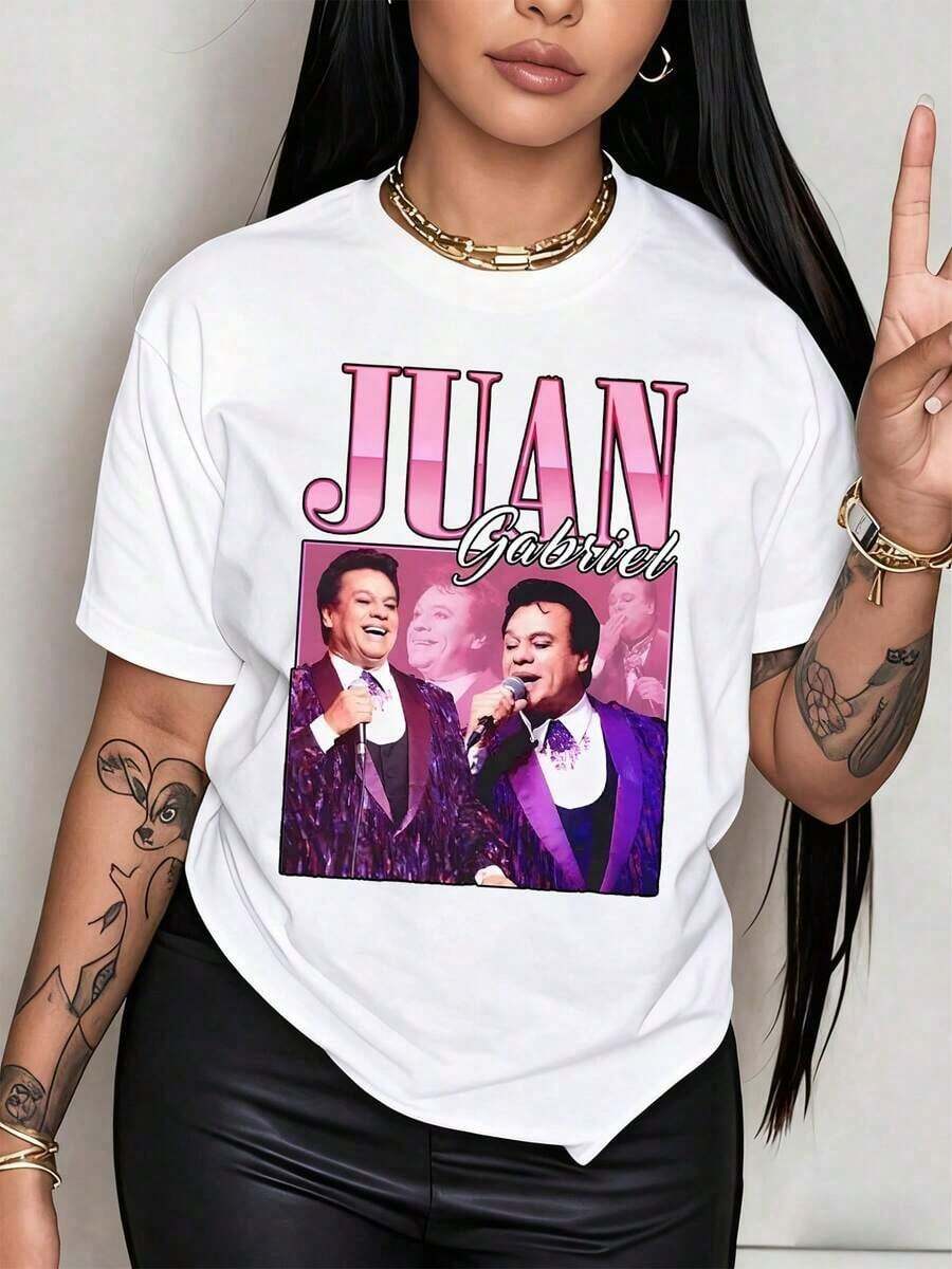 Leyenda musical Juan Gabriel en camiseta para mujer 100% algodón captura su carisma y pasión por la música mexicana detalles vibrantes y expresión única en español. - blanco - Ver 1