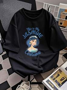 Ilustración de una mujer con cabello azul y joyas doradas que transmite elegancia, fantasía y confianza, ideal para expresar un estilo único y alegre camiseta de mujer  suave y cómoda para uso diario - Negro - Ver 2