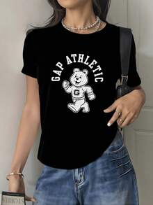 Un oso sonriente con expresión de energía y confianza que transmite actitud positiva y espíritu deportivo en su marcha firme camiseta de mujer con toque moderno y casual para uso diario - Negro - Ver 1