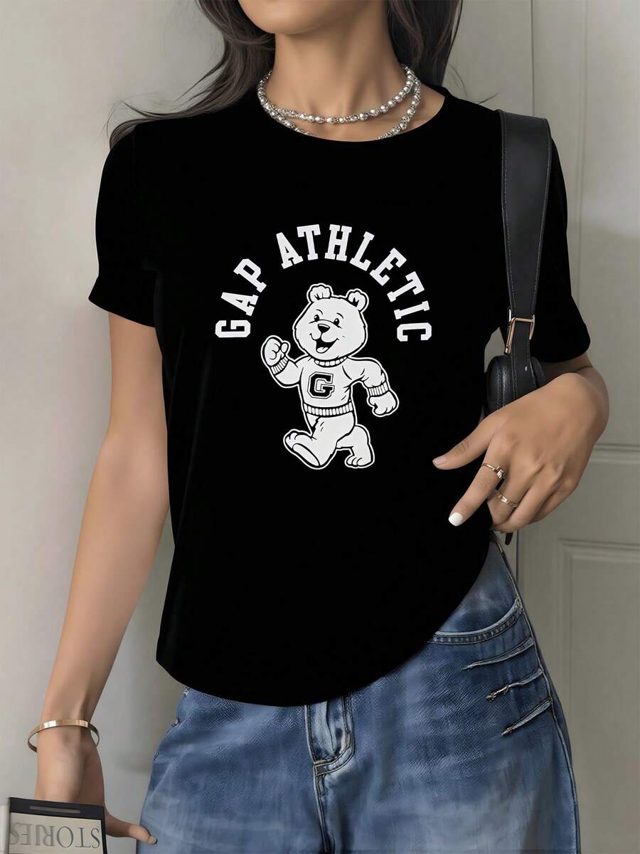 Un oso sonriente con expresión de energía y confianza que transmite actitud positiva y espíritu deportivo en su marcha firme camiseta de mujer con toque moderno y casual para uso diario - Negro - Ver 1