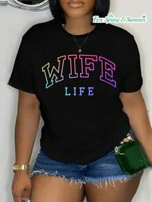 "Wife Life" Graphic T-Shirt | Casual Short Sleeve Crew Neck Top With Vibrant Rainbow Letter Print, Soft And Breathable Fabric, Comfortable Spring, Summer And Autumn T-Shirt For Women (Machine Washable) - Fun Gift Idea For Wife, Seasonal Clothing Item - 黑色 - 查看 1