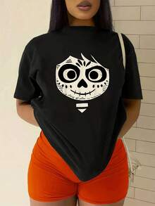 El estampado representa una calavera alegre inspirada en el Día de los Muertos que simboliza la conexión entre la vida y el recuerdo de los seres queridos, transmitiendo energía positiva y un toque artístico único camiseta de mujer algodón suave  casual cómoda para uso diario - Negro - Ver 2