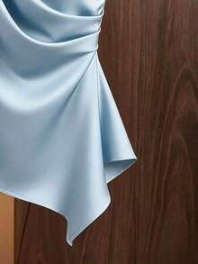 Blusa asimétrica de satén color caramelo con lazo en el hombro, diseño ajustado con pliegues asimétricos, adecuada para citas, ir al trabajo, con hombro sexy asimétrico, camisa elegante y de moda - Celeste - Ver 4