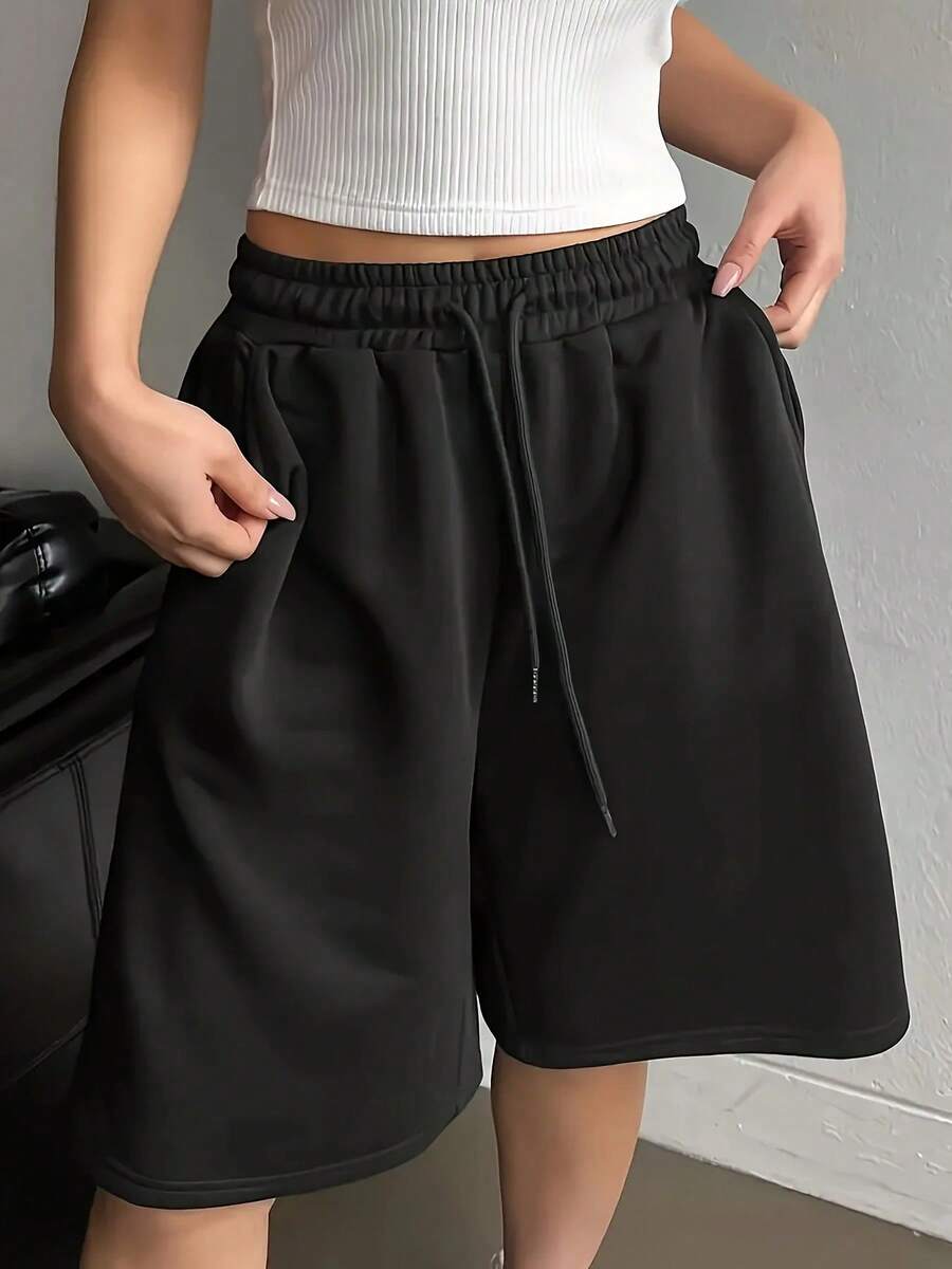 Sudadera y pantalones cortos de color sólido de estilo casual para mujer de talla grande con cordón en la cintura y bolsillos para uso casual de todos los días. - Beis - Ver 1