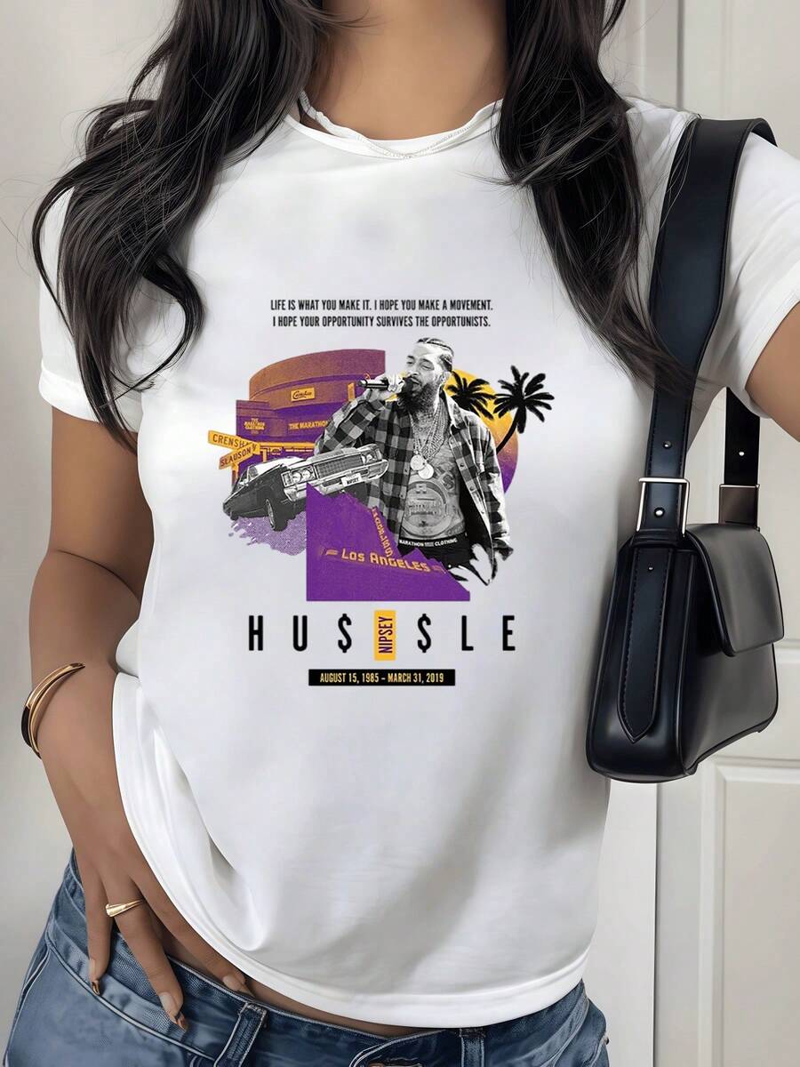 Paisaje urbano con palmeras y calles de Los Ángeles que simboliza la perseverancia el progreso y la conexión con la cultura contemporánea con tonos púrpura y dorados que evocan energía positiva camiseta de mujer casual moderna - Blanco - Ver 1