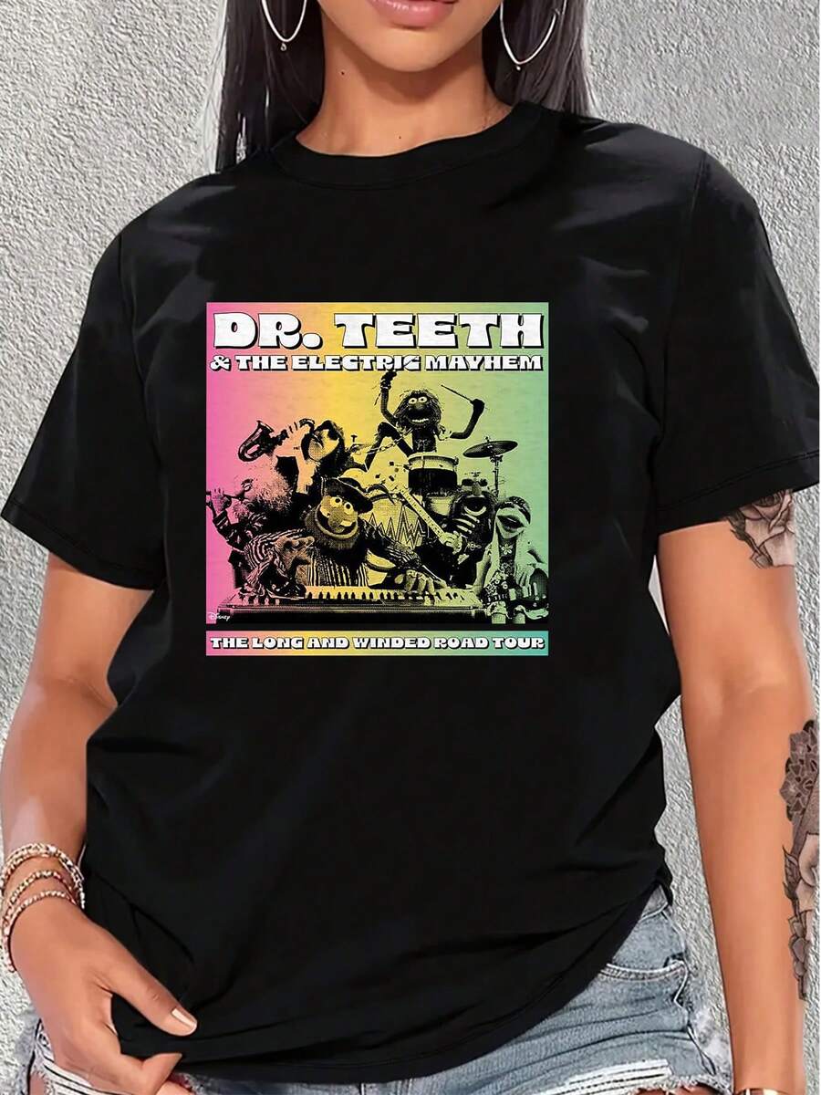 Gráfico colorido con banda ficticia tocando instrumentos que simboliza energía libre pasión por la música y creatividad sin límites estampado artístico vintage inspirador para quienes aman el ritmo y el arte camiseta de mujer casual cómoda para uso diario - Negro - Ver 1
