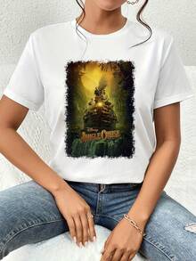 La imagen muestra una aventura en la selva con un barco navegando entre la niebla bajo una luz dorada que simboliza exploración y valentía camiseta de mujer casual de manga corta cómoda y transpirable - Blanco - Ver 1