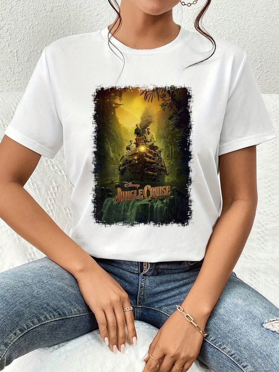 La imagen muestra una aventura en la selva con un barco navegando entre la niebla bajo una luz dorada que simboliza exploración y valentía camiseta de mujer casual de manga corta cómoda y transpirable - Blanco - Ver 1