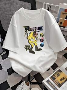 Gráfico colorido que muestra un músico animado con traje amarillo, letras retro Powerline Tour 95 y símbolos vibrantes que evocan energía positiva y diversión juvenil camiseta de mujer  casual cómoda ideal para uso diario - Blanco - Ver 2
