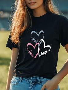 Designed For Modern, Stylish, And Comfortable Women, This Plus-Size "Faith Love Hope" Heart Print Tee Is A Loose-Fitting, Soft, Crew-Neck, Short-Sleeved Top Suitable For All Seasons. It's A Casual, Machine-Washable Tee And Not A Button-Down Style. Made From Premium Soft, Breathable Fabric, It's Designed For All-Day Comfort And Versatile Everyday Wear, Perfect For Casual Outings. - 黑色 - 查看 1