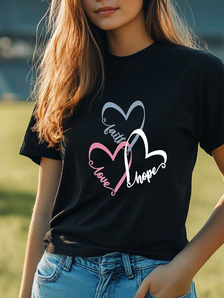 Designed For Modern, Stylish, And Comfortable Women, This Plus-Size "Faith Love Hope" Heart Print Tee Is A Loose-Fitting, Soft, Crew-Neck, Short-Sleeved Top Suitable For All Seasons. It's A Casual, Machine-Washable Tee And Not A Button-Down Style. Made From Premium Soft, Breathable Fabric, It's Designed For All-Day Comfort And Versatile Everyday Wear, Perfect For Casual Outings. - 黑色 - 查看 1