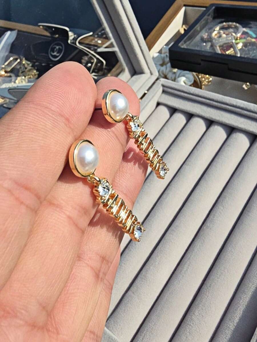 2 đôi bông tai nữ đính đá hình chữ cái thời trang và tinh tế, thích hợp để đeo hàng ngày và làm quà tặng. - Vàng - Xem 1