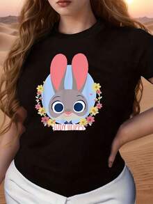 Conejo adorable con orejas rosadas rodeado de flores de colores que transmite alegría y energía positiva camiseta de mujer  suave y cómoda para un look casual encantador - Negro - Ver 1