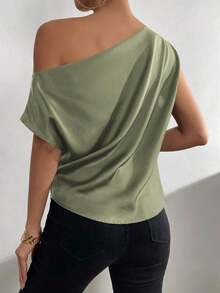 Blusa de satén con cuello asimétrico y hombro descubierto - Verde militar - Ver 2
