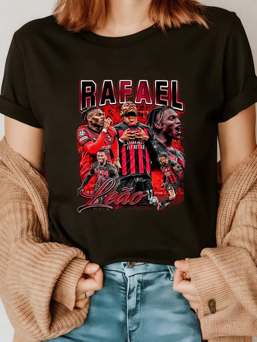 Central Figure Representing The Intense Passion Of Football With Players Celebrating Energetically And Powerfully Against Fiery Red Tones That Evoke Determination And Competitive Spirit. Modern Casual Women's T-Shirt - 黑色 - 查看 1