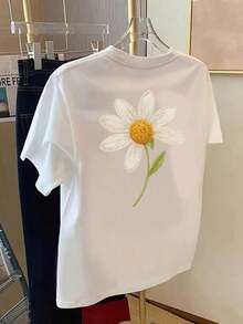 Women's Short-Sleeved T-Shirt With A Daisy Print On Both The Front And Back. It Has A Relaxed, Casual Fit, Is Breathable And Comfortable, And Features A Round Neck. Suitable For Summer, Versatile For Everyday Wear, And Ideal For Urban Outings And Streetwear Style. - 白色的 - 查看 6