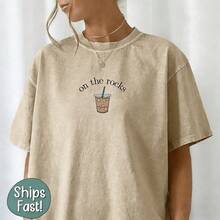 Estilo Y2K, estilo de moda, lo más nuevo de 2026, estilo lindo, estilo casual. 1 pieza de camiseta holgada de talla grande para mujer, 100% algodón, con diseño estampado de café helado "On The Rocks", perfecta para visitas a cafeterías, desplazamientos matutinos y uso diario para amantes del café, mostrando la actitud casual de la cultura del café estadounidense, 180g (S-XXXL). - Albaricoque-2 - Ver 4