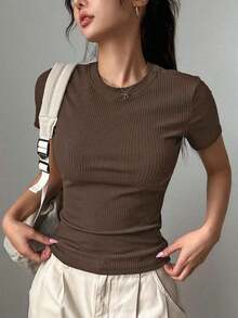 Camiseta de mujer de cuello redondo de manga corta de color liso y ajuste ceñido - Marrón Chocolate - Ver 6