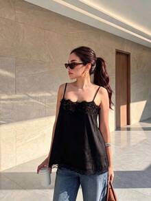 Camiseta de tirantes de satén con ribete de encaje para mujer - Camiseta de verano con abertura lateral cautivadora en color caqui - Negro - Ver 2