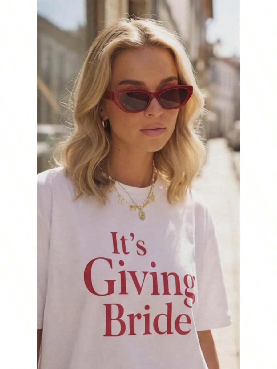 Es una camiseta de "Mrs", camiseta de "futura novia", atuendo para la época nupcial, camiseta para la despedida de soltera, top para la fiesta de compromiso, top para la fiesta de despedida - Blanco - Ver 1