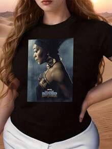 A Powerful Figure Symbolizing Strength, Courage, And Afro Pride, Inspired By Ancestral Culture With Intense Tones And Metallic Details That Evoke Mystery And Elegance. A Comfortable And Modern Women's T-Shirt For Everyday Wear. - 黑色 - 查看 6