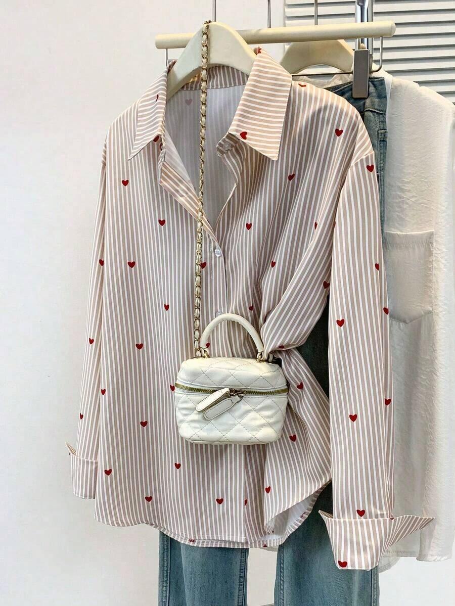 Blusa de mujer con cuello polo, estampado de corazones y rayas - Camisa casual de manga larga con botones, adecuada para uso diario en primavera, verano y otoño - Rayas marrones - Ver 1