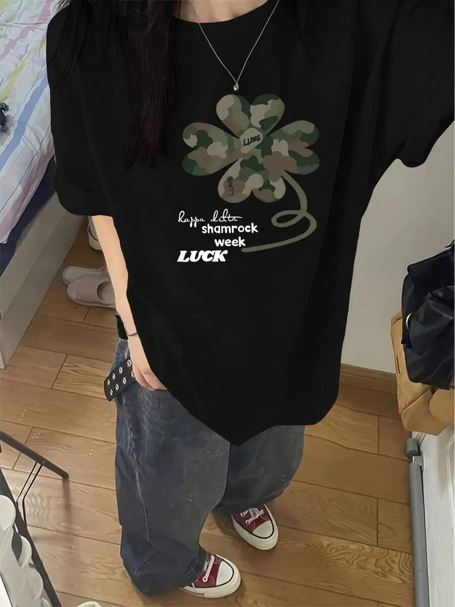 Camiseta de manga corta para mujer Y2K con estampado de trébol de ocho hojas y letras, top blanco de verano, nuevo diseño holgado y versátil con cuello redondo, moda de verano - Negro - Ver 1