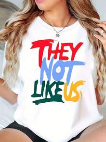 Oferta por tiempo limitado, cantidad limitada disponible,  relámpago, camisas de mujer, camisetas de mujer Camiseta de mujer de cuello redondo con estampado gráfico colorido "They Not Like Us" (No les gustamos) - Top casual de estilo urbano. - Blanco - Ver 10